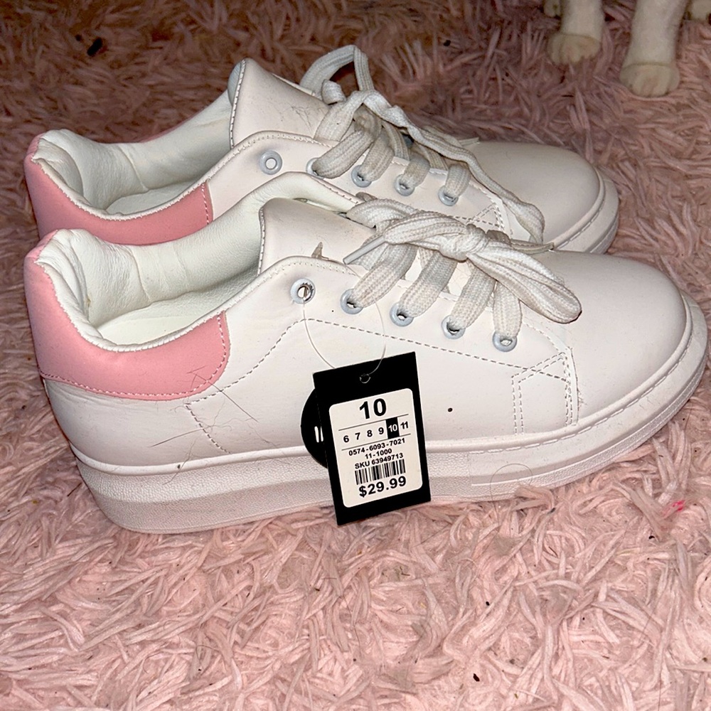 Sneakers shoes